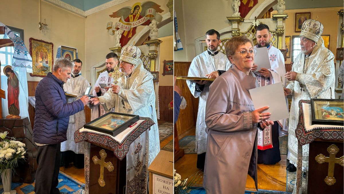 Люди в храмі з відзнаками