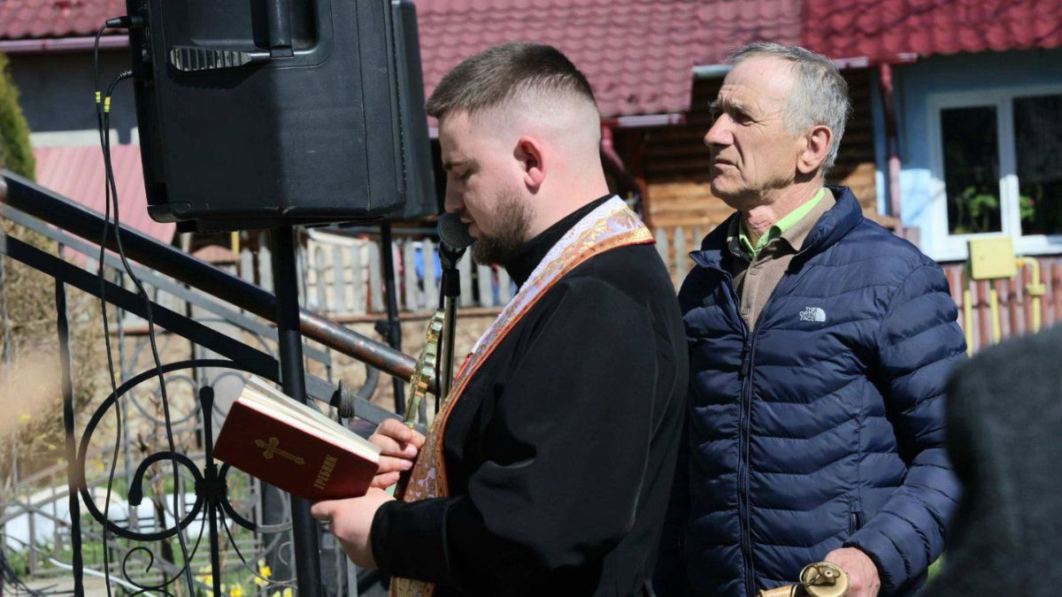 У Старому Бабині освятили дошку захиснику Бобровському