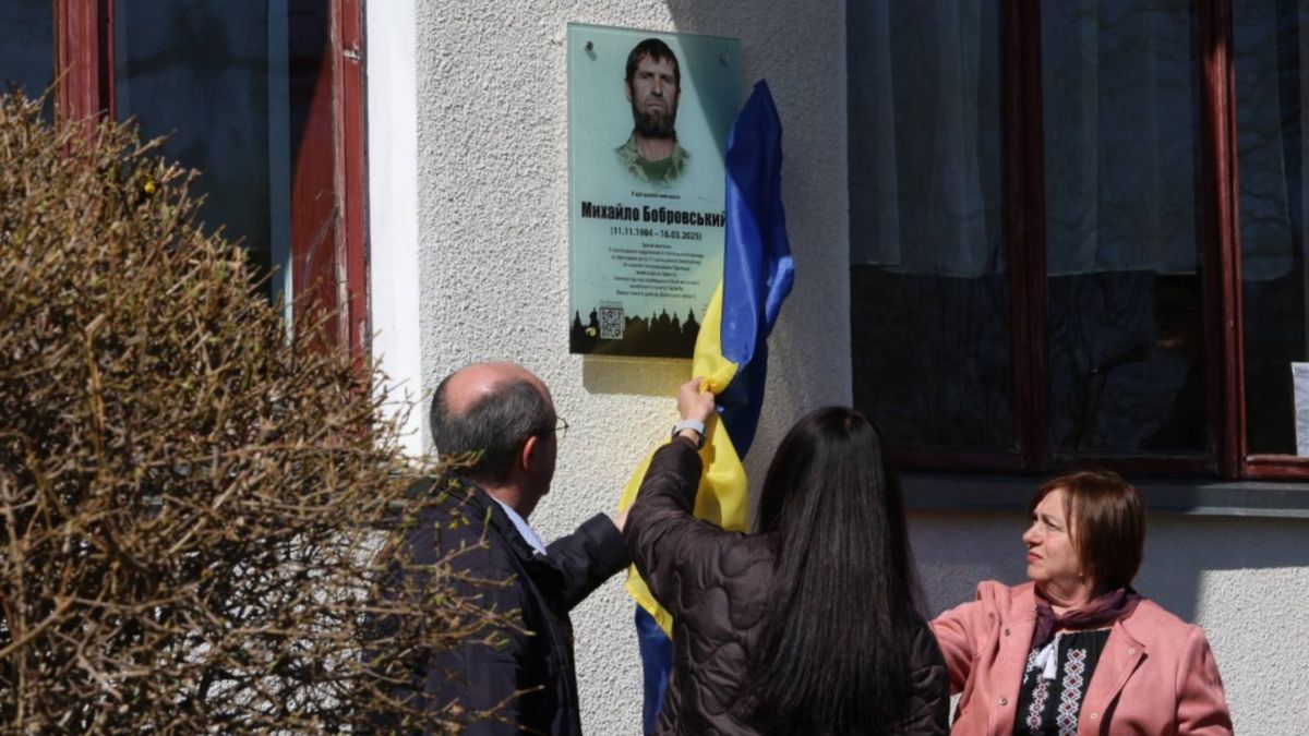 У Старому Бабині освятили дошку захиснику Бобровському