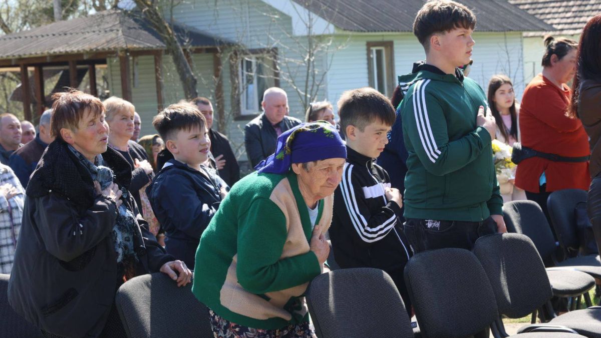 У Старому Бабині освятили дошку захиснику Бобровському