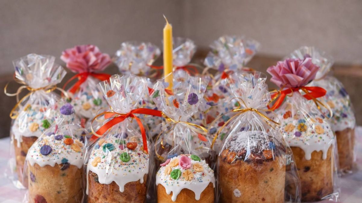 Донеччанка випікає паски на Калущині