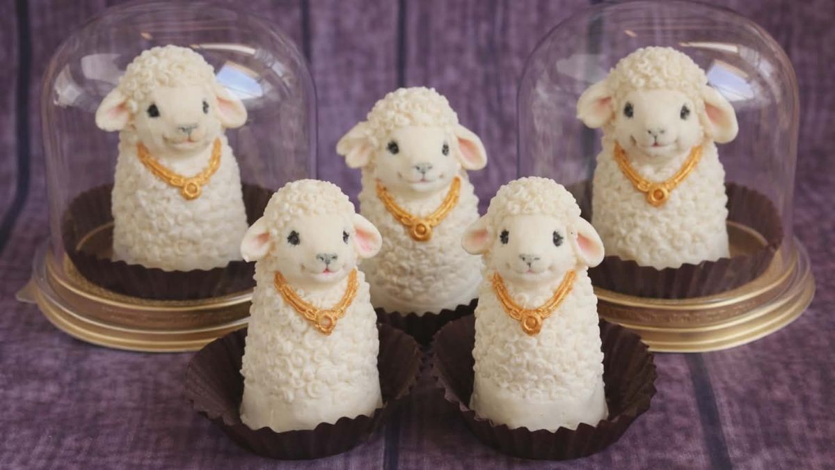 Донеччанка випікає паски на Калущині