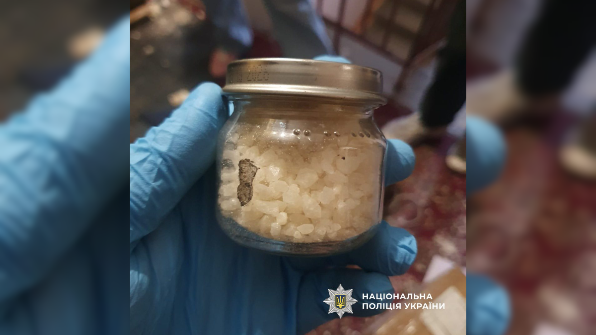 Співмешканці з Калущини збували психотропи через поштомати