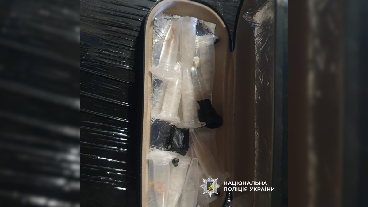 Співмешканці з Калущини збували психотропи через поштомати