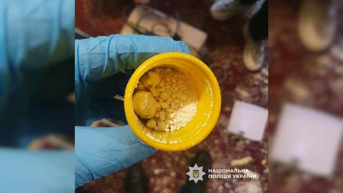 Співмешканці з Калущини збували психотропи через поштомати