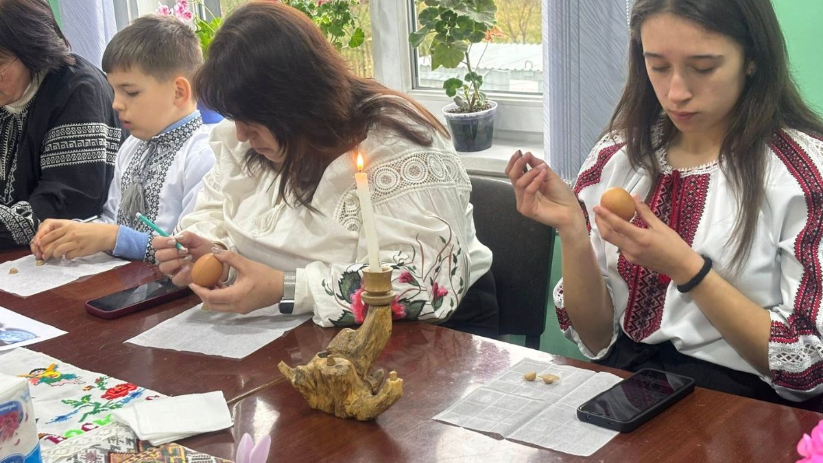 У Завійській гімназії писали писанки