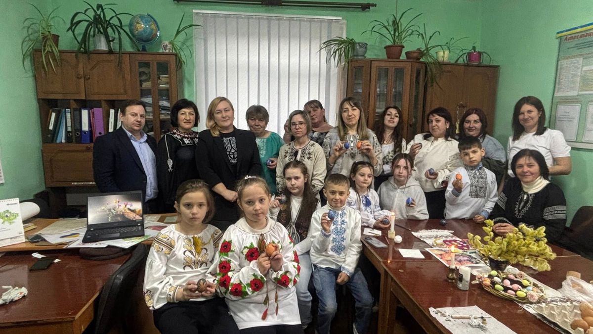 У Завійській гімназії писали писанки