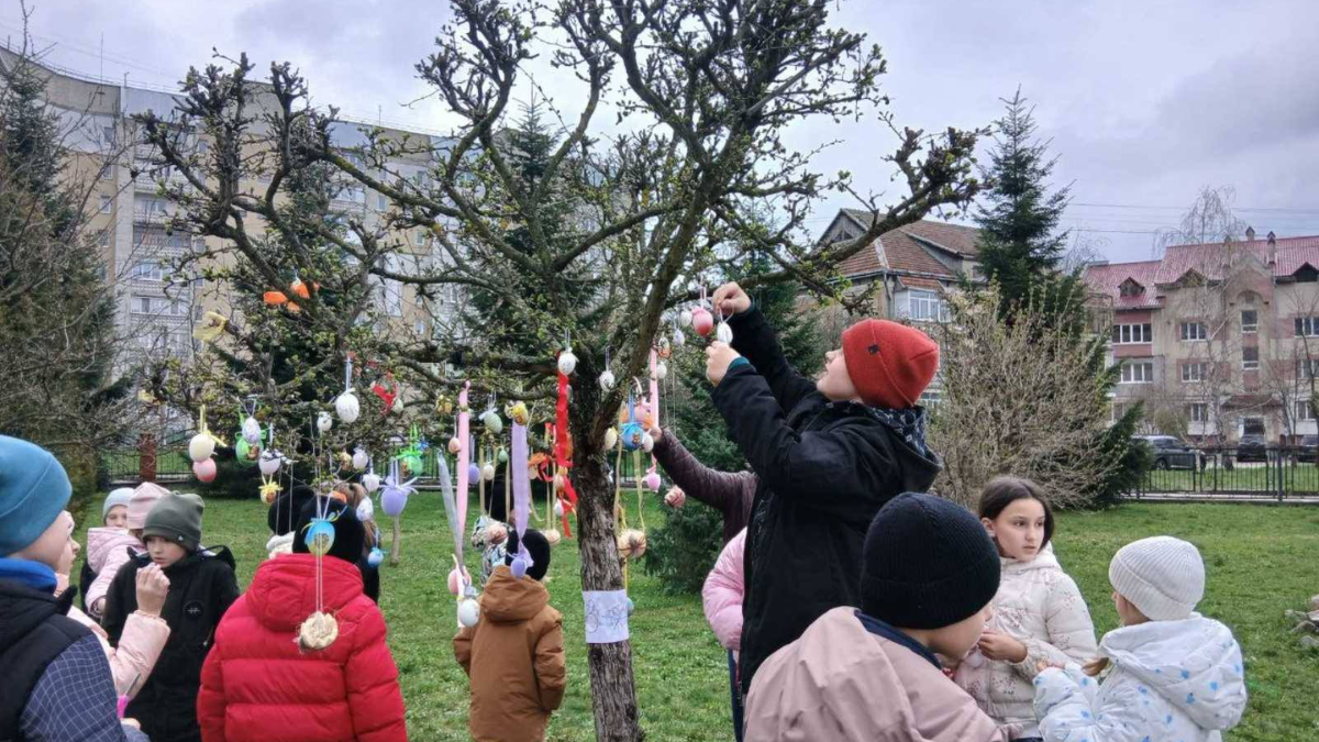 У Калуші подвір’я школи №11 прикрасили великодніми писанками