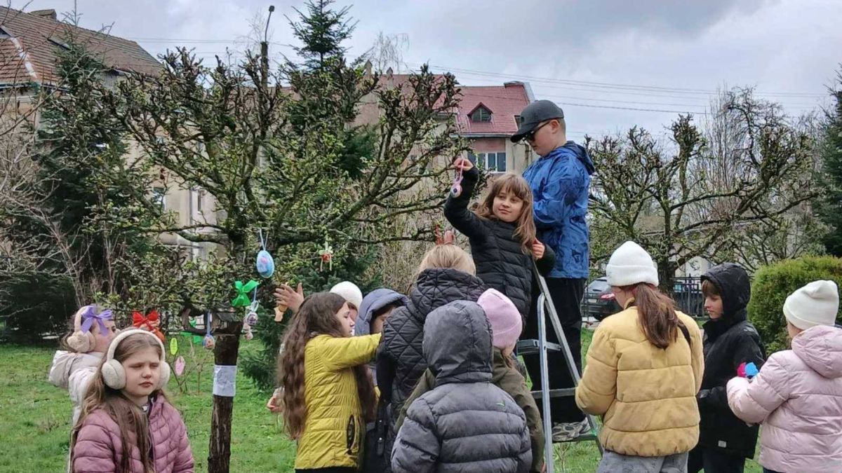 У Калуші подвір’я школи №11 прикрасили великодніми писанками