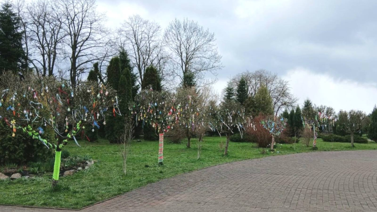 У Калуші подвір’я школи №11 прикрасили великодніми писанками