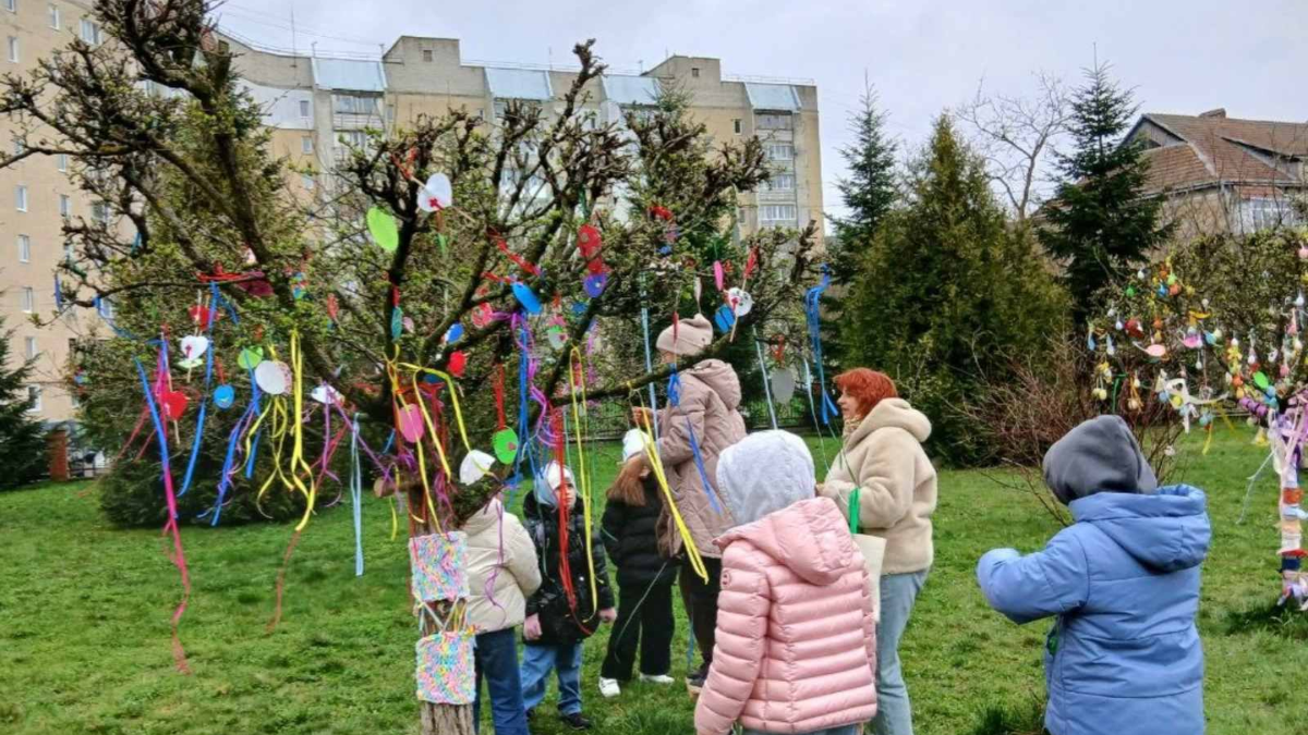 У Калуші подвір’я школи №11 прикрасили великодніми писанками