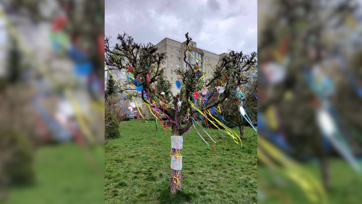 У Калуші подвір’я школи №11 прикрасили великодніми писанками