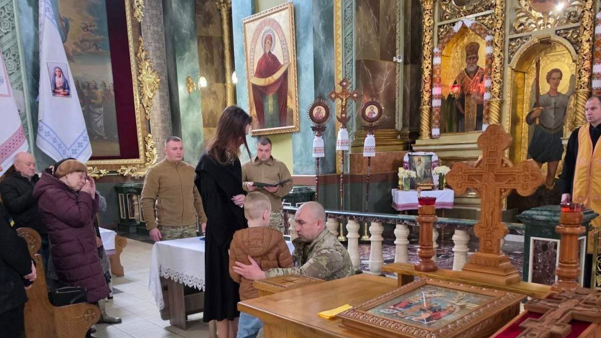 Дружина та син Героя отримали нагороду Хрест Героя