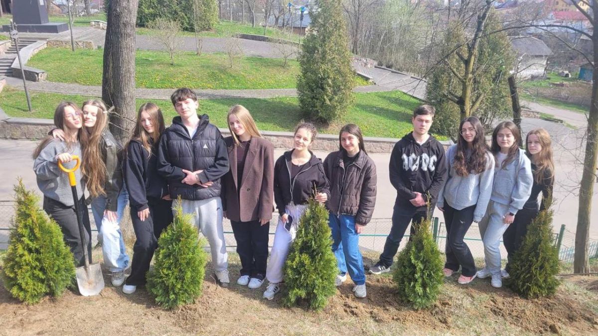 У Рожнятові висадили дерева
