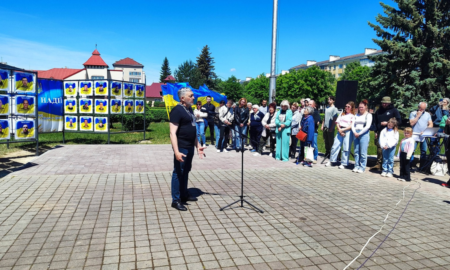 У Долині відкрили Алею надії із майже сотнею портретів захисників