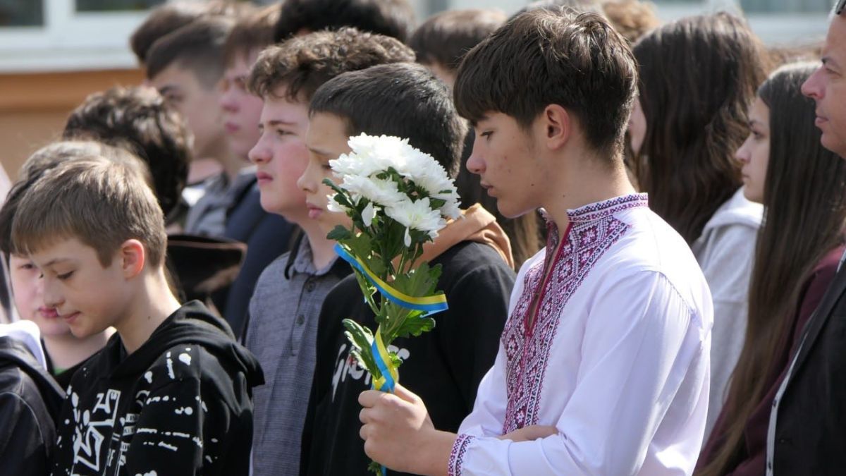У Калуському ліцеї відкрили меморіальну дошку Володимиру Думенько