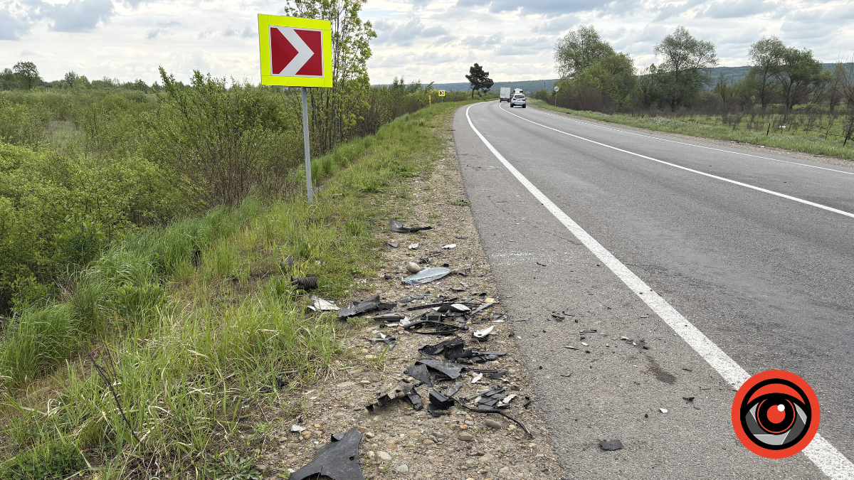 Ранкова аварія на об'їзній Калуша: одна автівка — посеред дороги, інша в кюветі