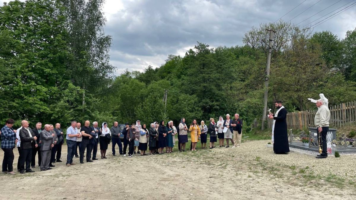 У Погорільці освятили знаки при в'їзді в населений пункт