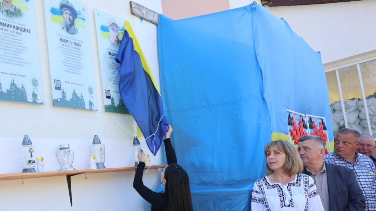 На фасаді Поляницького ліцею відкрили меморіальні дошки