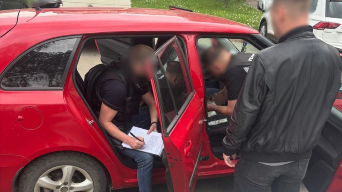 Затримали посадовицю на хабарі 3 тисячі доларів за аліментні борги