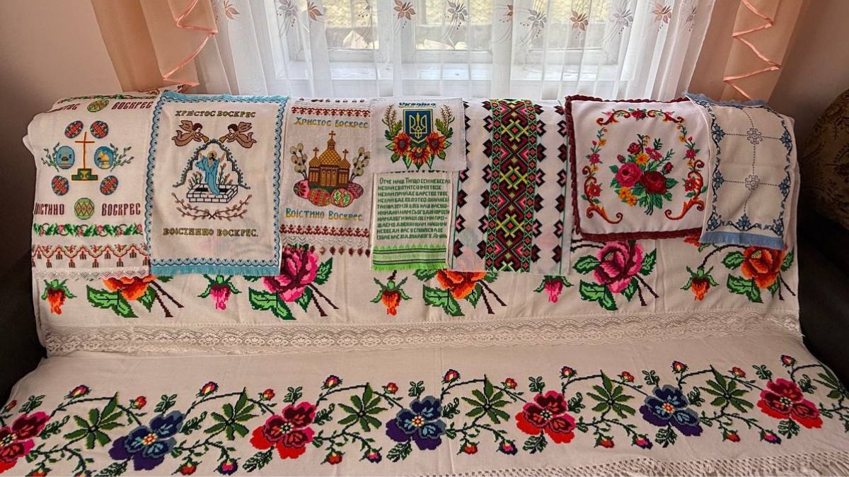 72-річна вишивальниця з Петранки