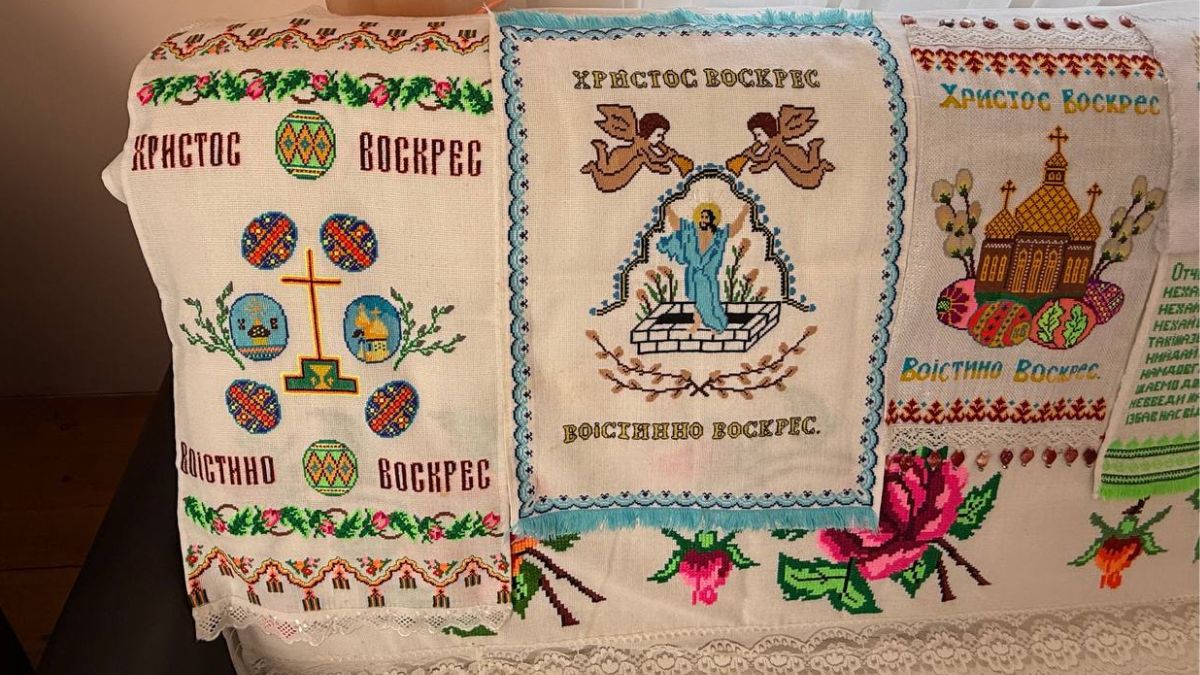72-річна вишивальниця з Петранки