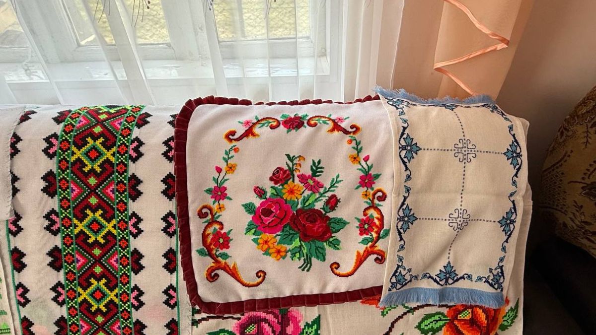 72-річна вишивальниця з Петранки