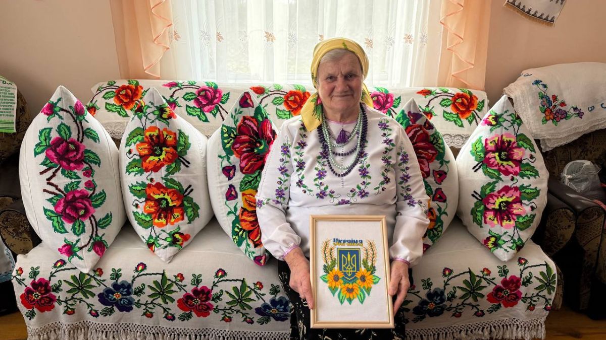 72-річна вишивальниця з Петранки