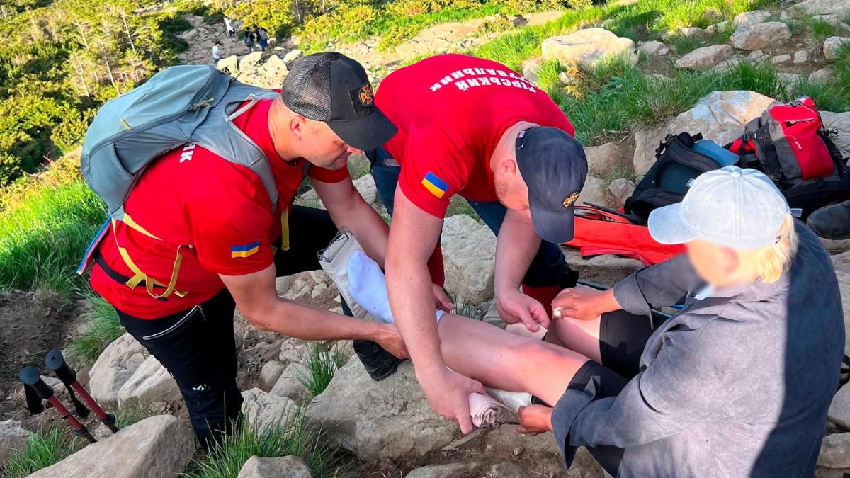 Рятувальники допомогли жінці та туристці