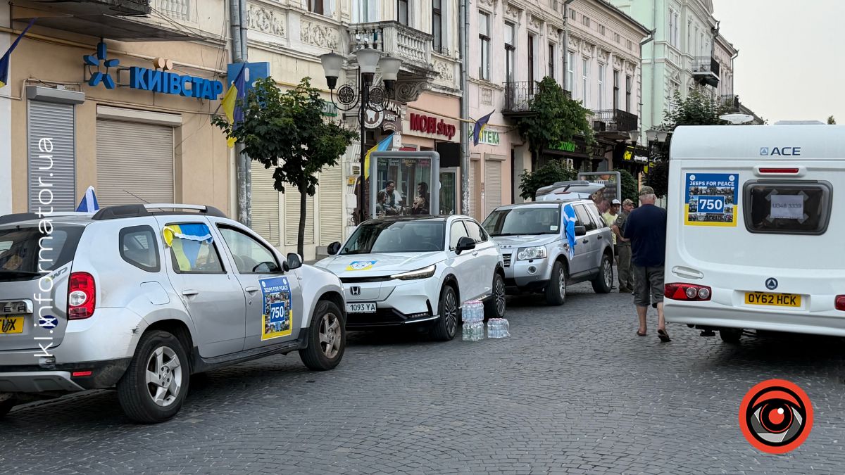 У Коломиї передали нову партію позашляховиків для українських захисників
