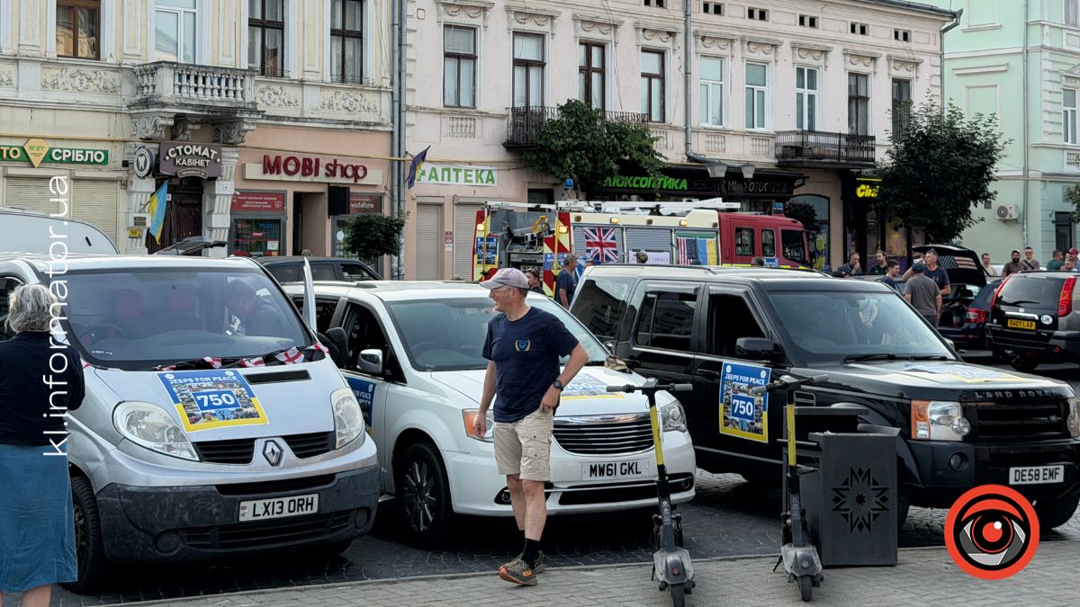 У Коломиї передали нову партію позашляховиків для українських захисників