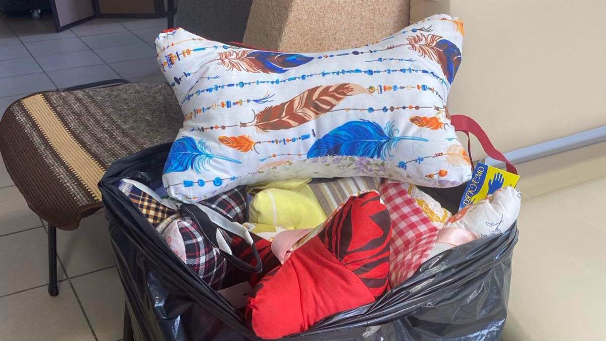 Долинянка шиє подушки для військових