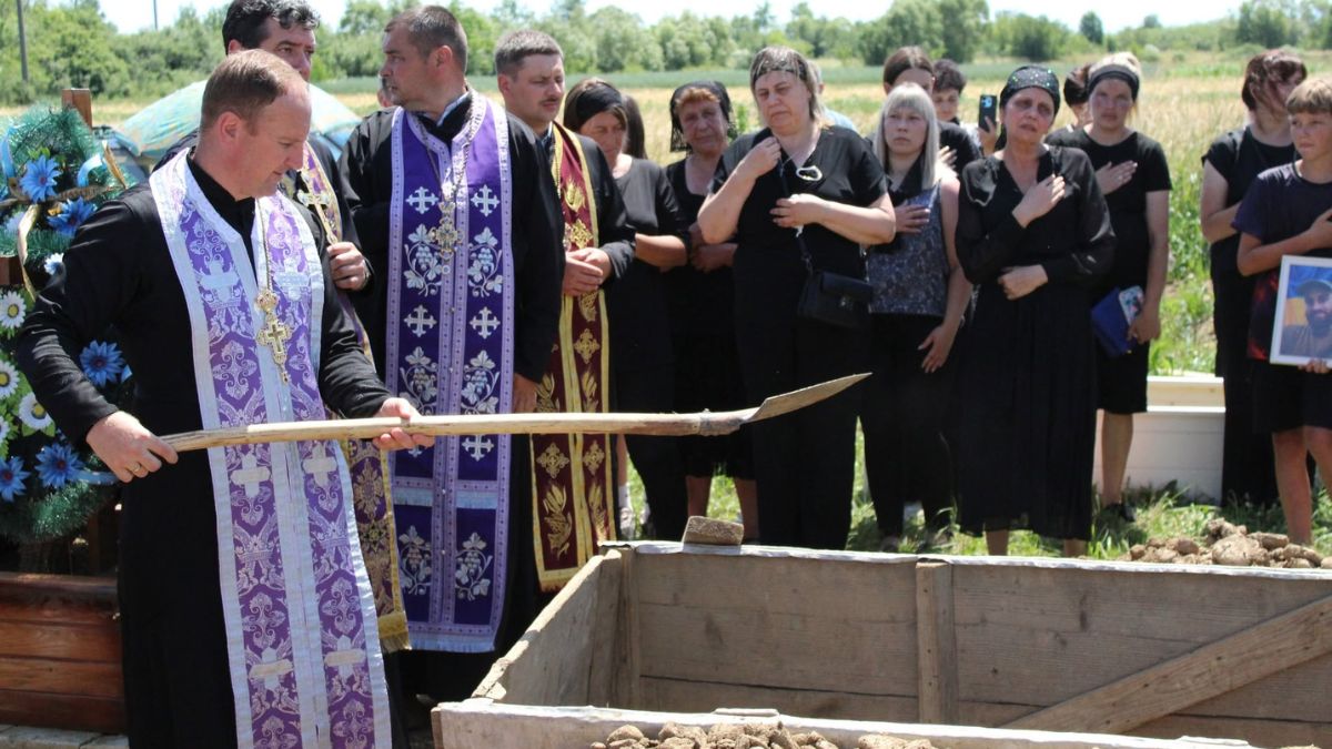 На Рожнятівщині поховали захисника Романа Дзундзу