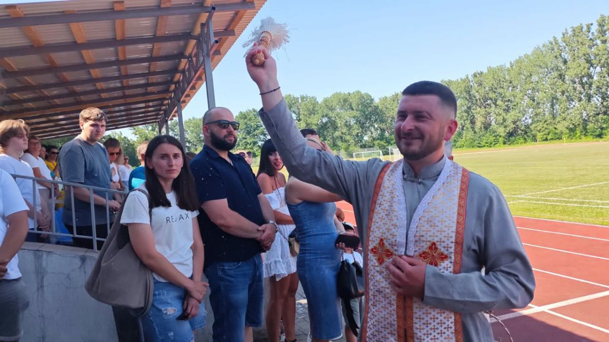 У Брошневі-Осаді відкрили стадіон