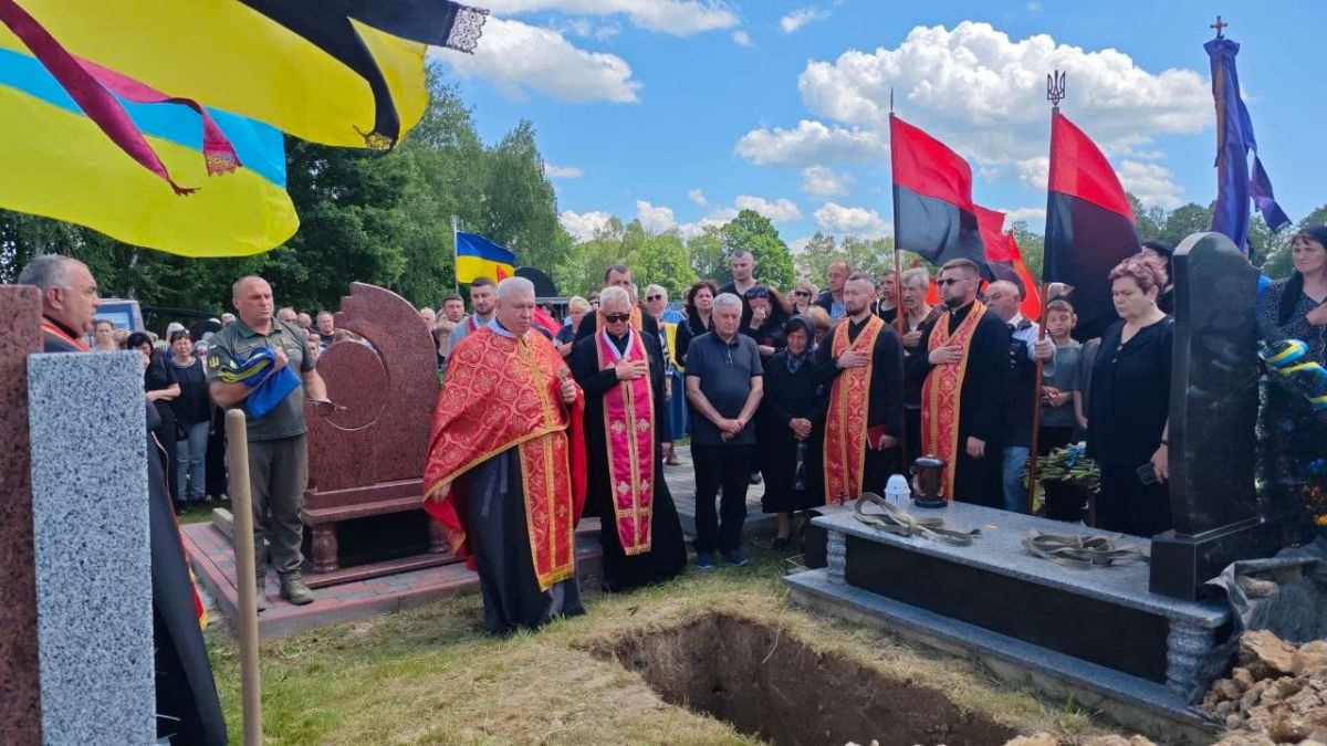У Брошневі поховали Героя Андрія Тебешевського