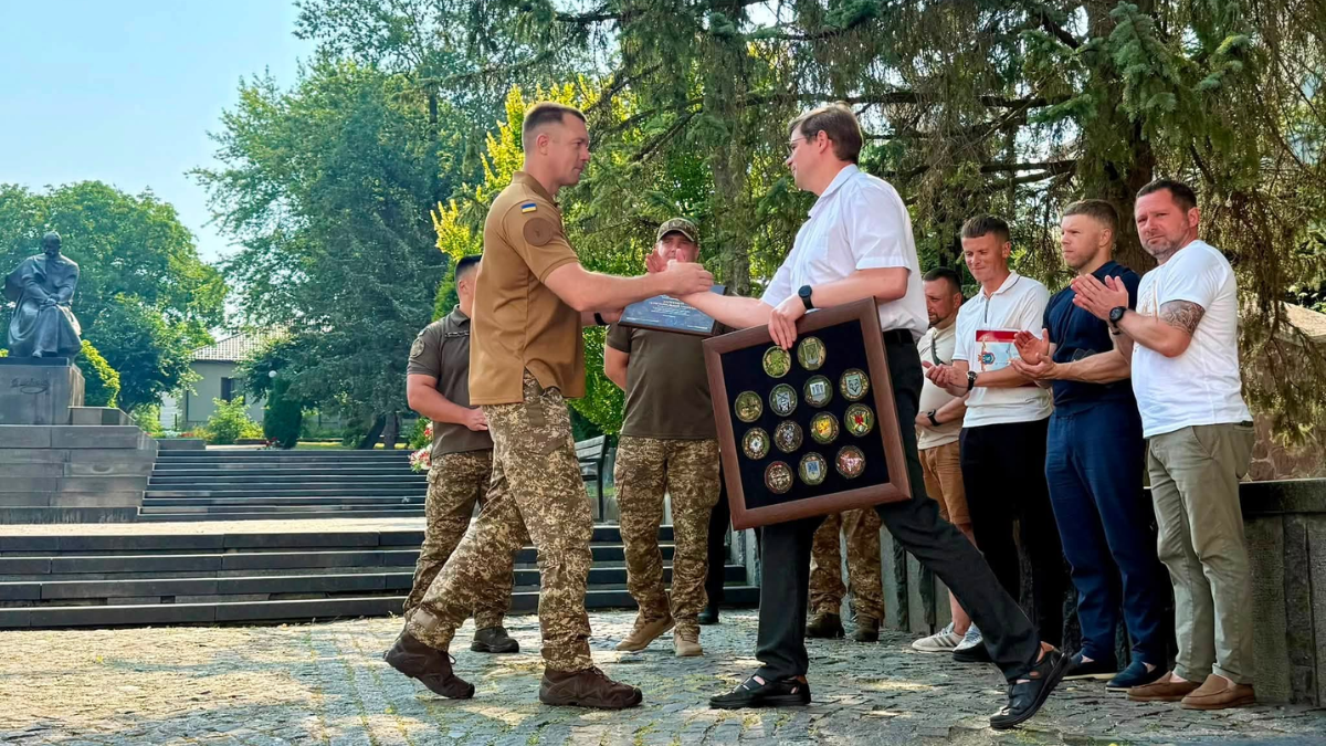 У Калуші військовим 50-го полку НГУ передали роботизований комплекс для фронту