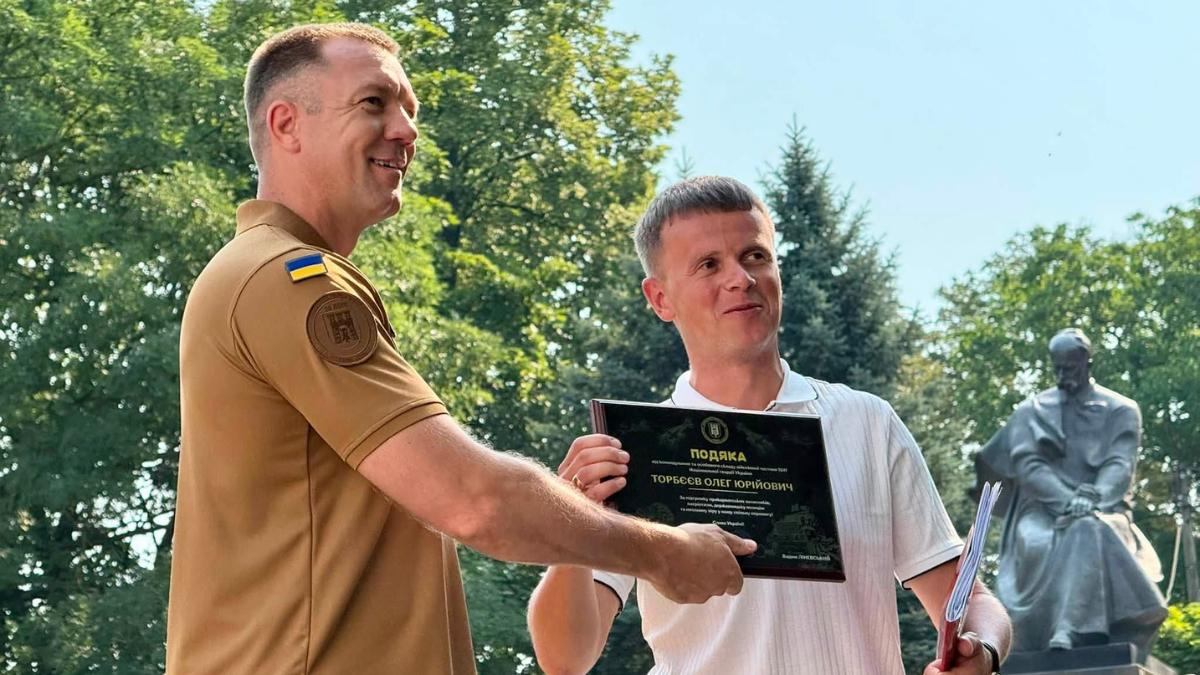У Калуші військовим 50-го полку НГУ передали роботизований комплекс для фронту