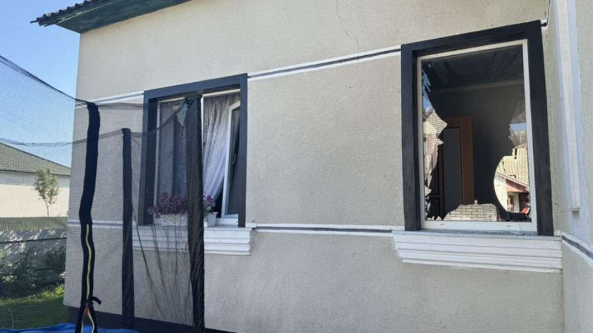 Наслідки ракетного удару в одному із сіл Верхнянської громади. Фото: Суспільне Івано-Франківськ