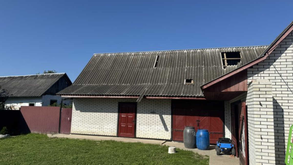 Наслідки ракетного удару в одному із сіл Верхнянської громади. Фото: Суспільне Івано-Франківськ