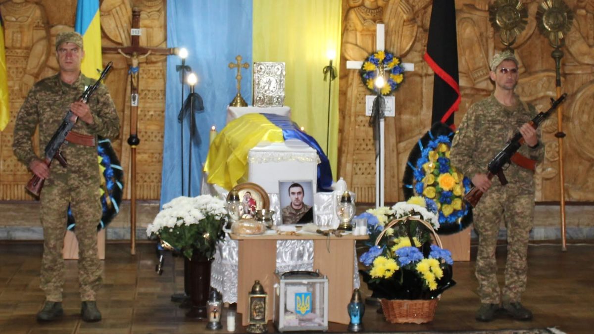 У Рожнятові поховали Героя Сергія Миронова