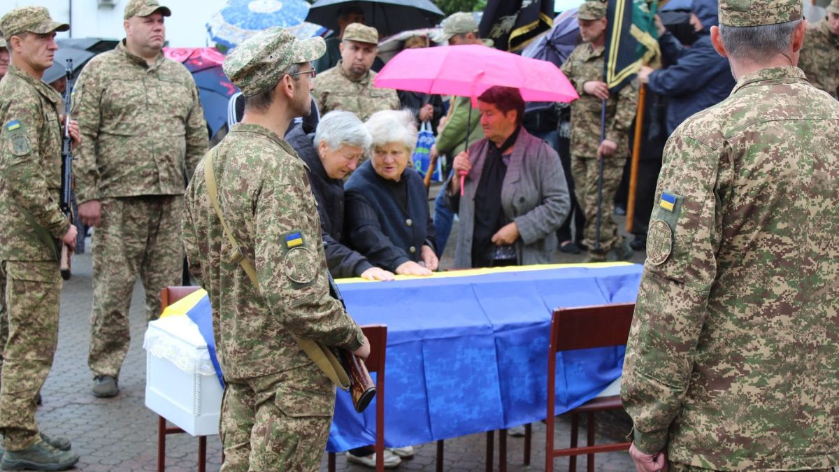 У Рожнятові поховали Героя Сергія Миронова