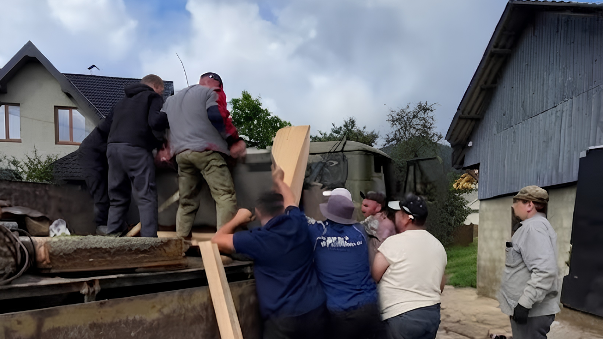 У селищі на Калущині активісти встановили чергові Псалми
