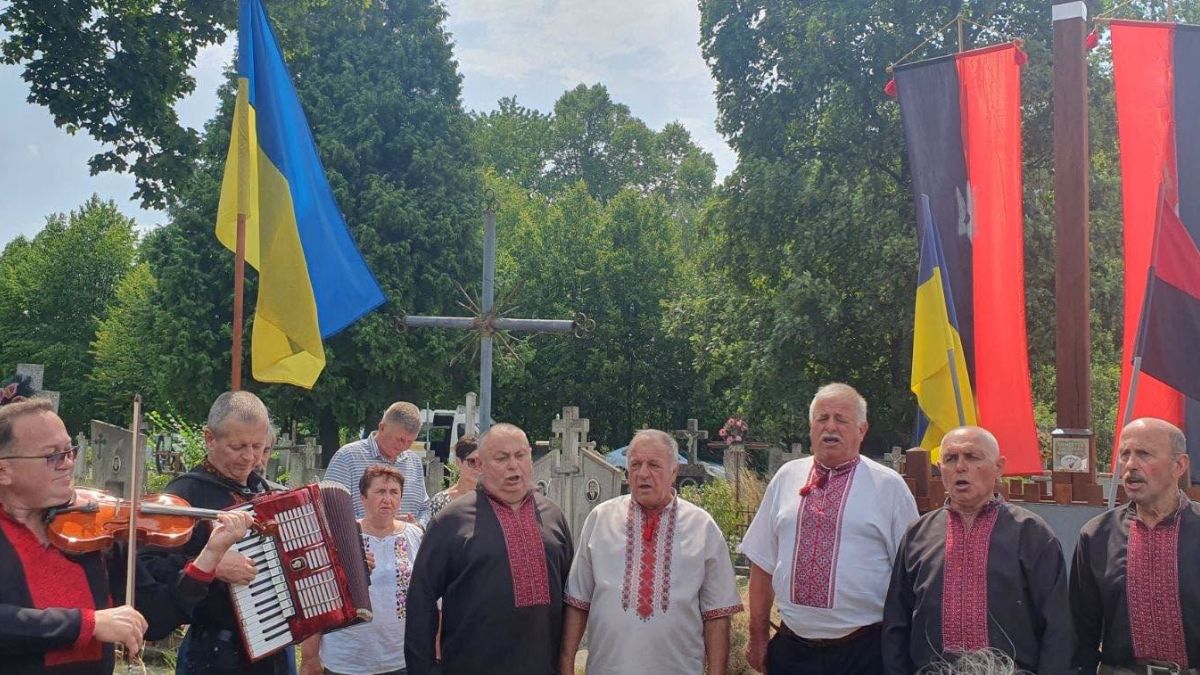 У Болехові встановили дубовий хрест та була панахида