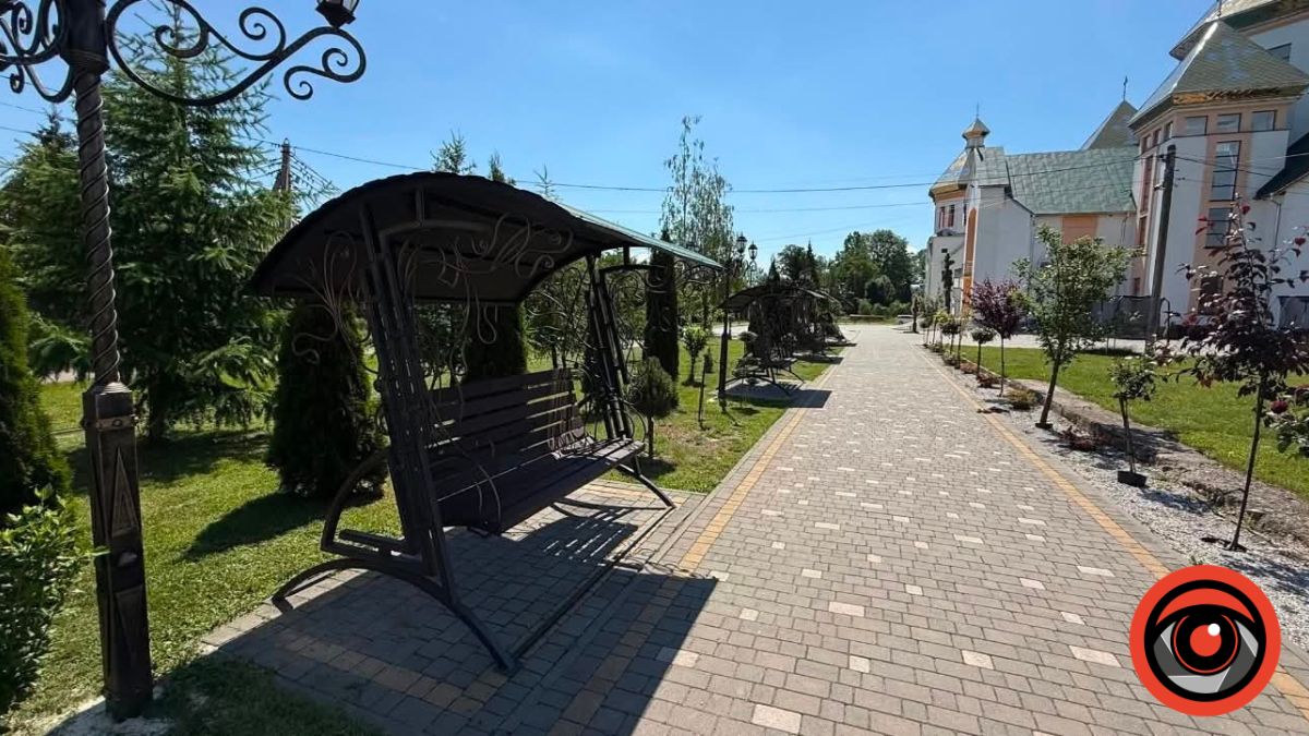 У Голині цвітуть різні квіти