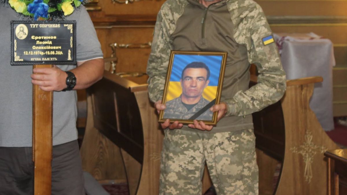 У Рожнятові поховали захисника Леоніда Єретинова