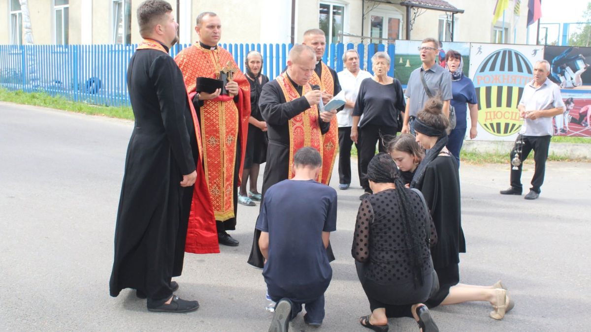 У Рожнятові поховали захисника Леоніда Єретинова