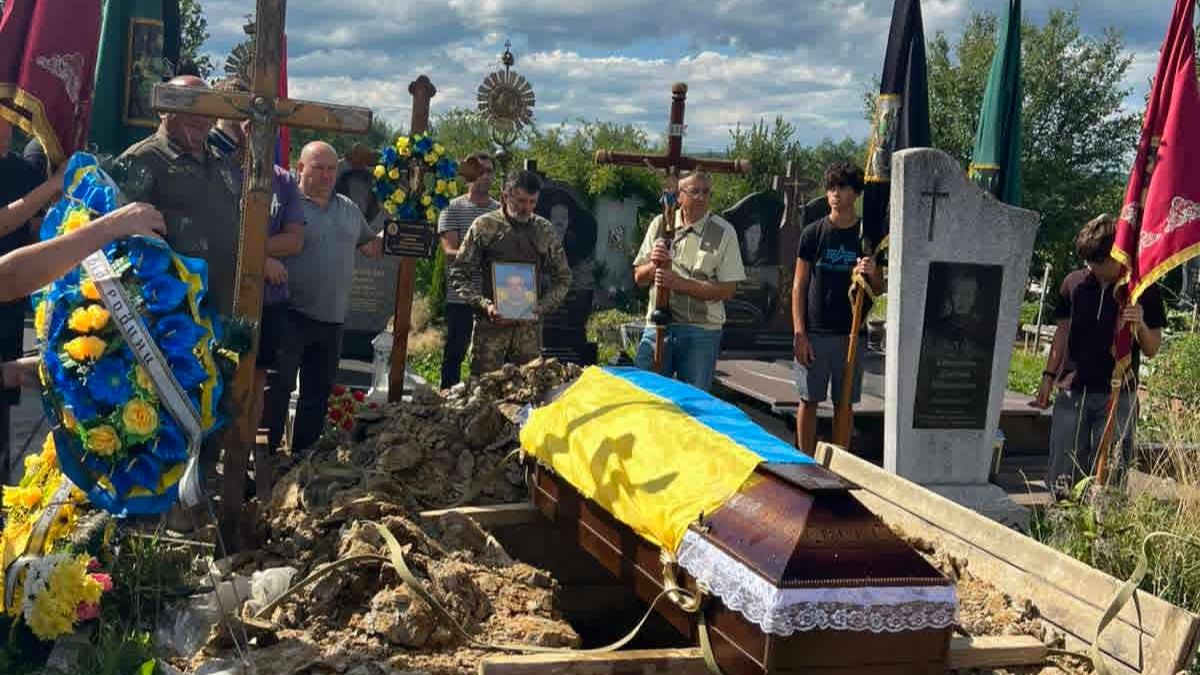 У Рожнятові поховали захисника Леоніда Єретинова