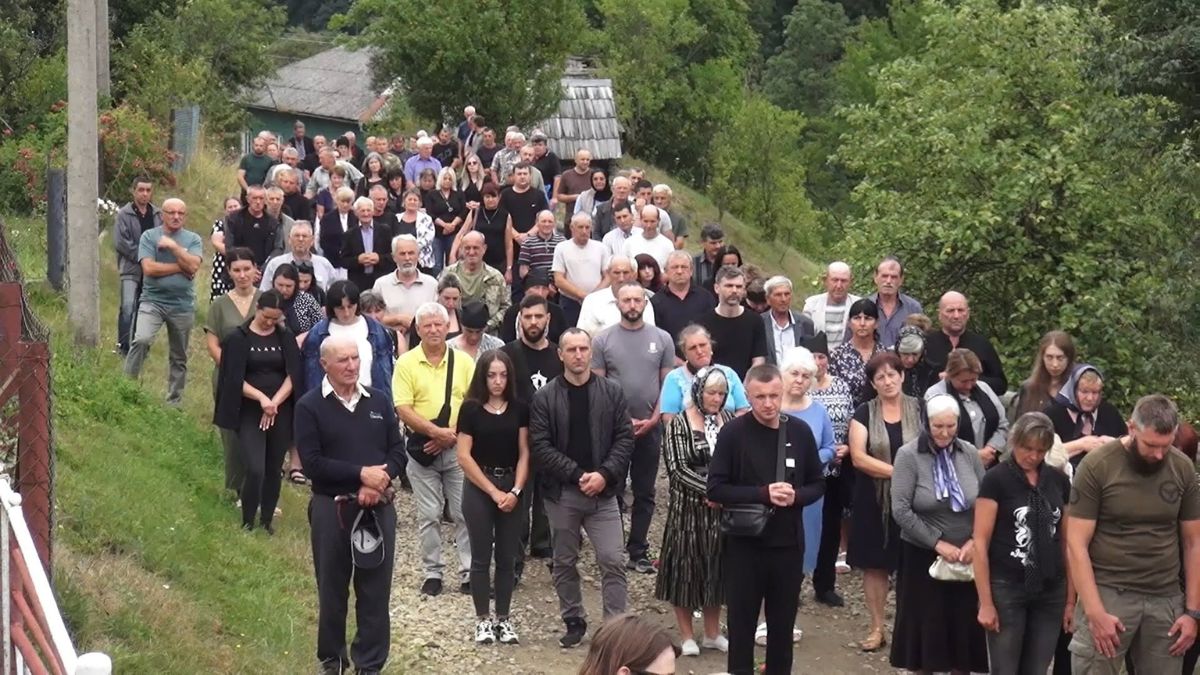 У Лужках похоронили захисника Тараса Когута