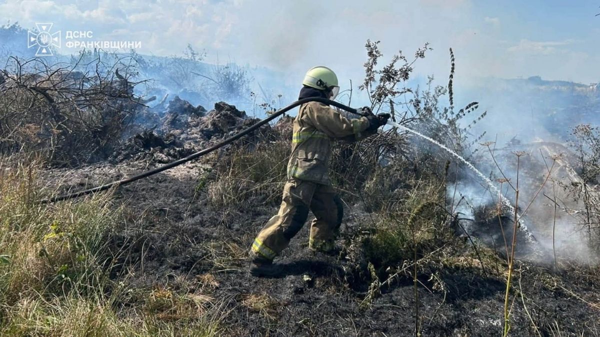 У селі на Калущині гасять масштабну пожежу