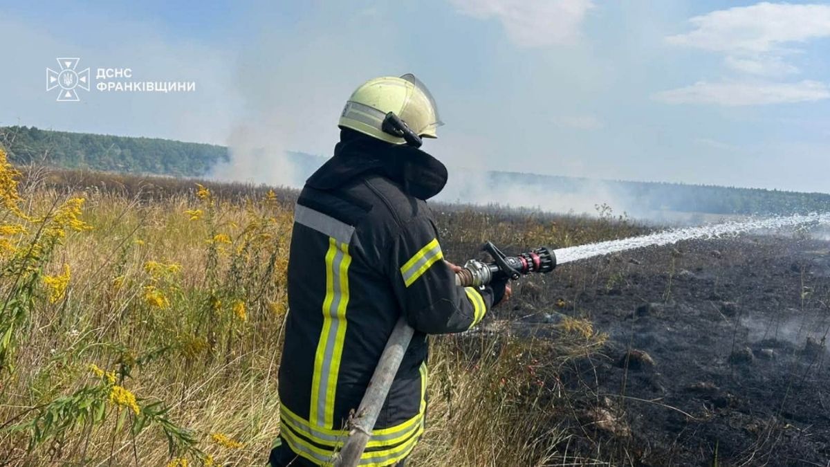 У селі на Калущині гасять масштабну пожежу